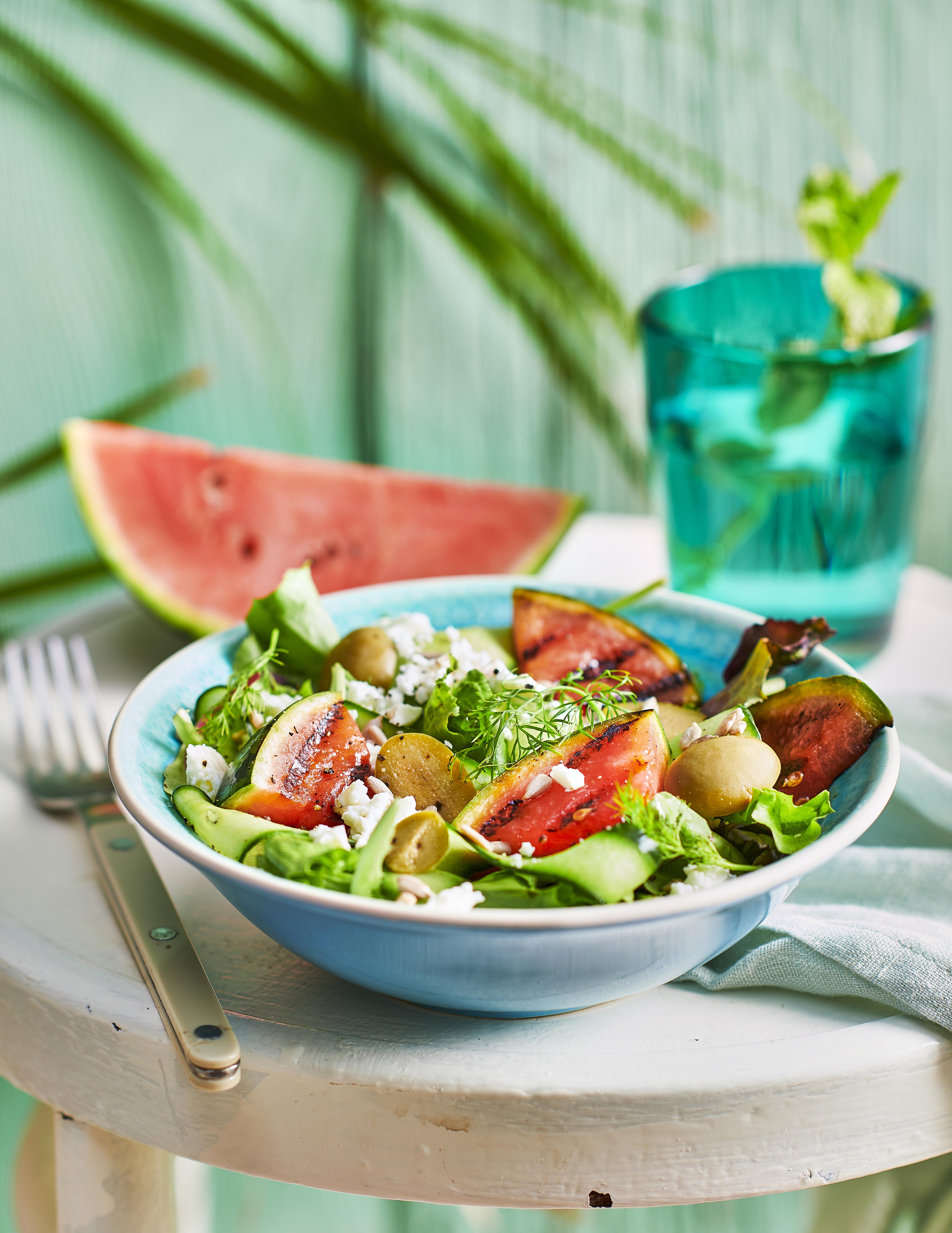 Griekse salade met gegrilde watermeloen en feta